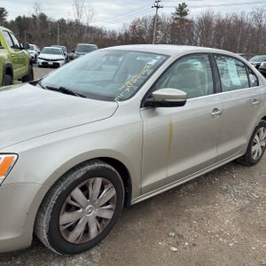 VOLKSWAGEN JETTA SE - 2