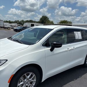 صورة 2 لـ 2024 Chrysler PACIFICA TOURING L