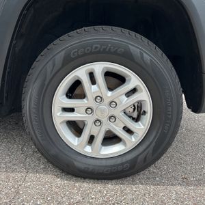 2023 JEEP GRAND CHEROKEE LAREDO — миниатюра 18