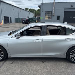 صورة 4 لـ 2019 Lexus ES 300H BASE