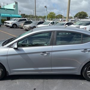 HYUNDAI ELANTRA SE - 4