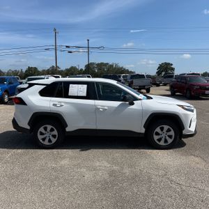 صورة 10 لـ 2024 Toyota RAV4 LE
