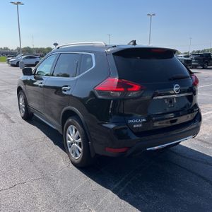 2017 Nissan ROGUE SV — фото 5