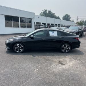 2023 Hyundai ELANTRA SEL photo 3