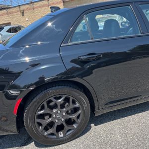 صورة 9 لـ 2019 Chrysler 300 S