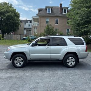 2004 Toyota 4RUNNER SR5 photo 3