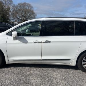 CHRYSLER PACIFICA TOURING L - 4