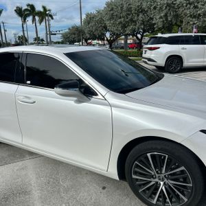 صورة 13 لـ 2024 Lexus ES 300H BASE