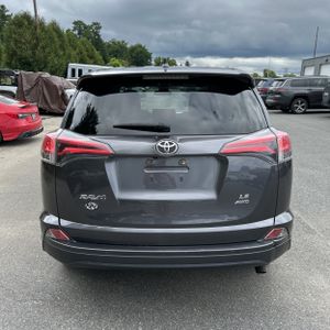 2018 Toyota RAV4 LE — фото 7