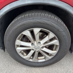 2015 Nissan ROGUE SV thumbnail 17