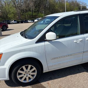 CHRYSLER TOWN AND COUNTRY TOURING - 2