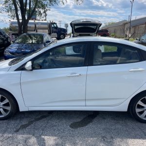 HYUNDAI ACCENT GLS - 3