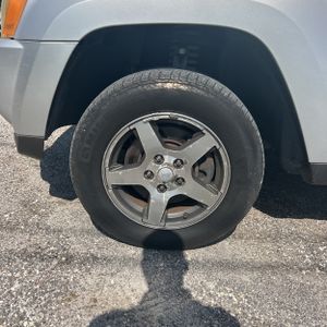 2006 JEEP GRAND CHEROKEE LAREDO — миниатюра 17