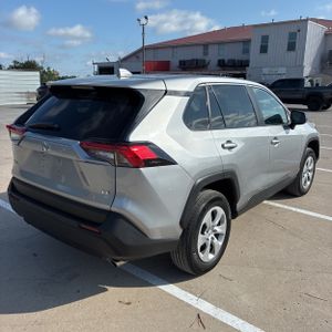 صورة 8 لـ 2025 Toyota RAV4 LE