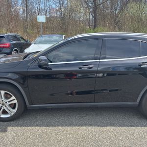 MERCEDES-BENZ GLA - 4