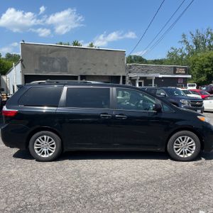 صورة 10 لـ 2015 Toyota SIENNA XLE 8-PASSENGER