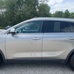 2017 KIA SORENTO LX photo 4