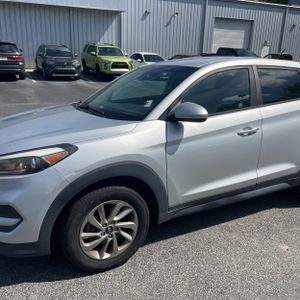 HYUNDAI TUCSON SE - 2