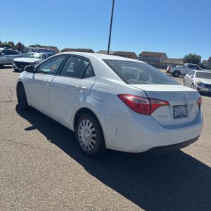 2017 Toyota COROLLA LE photo 5