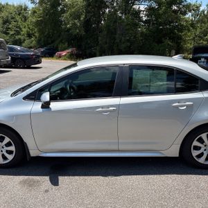 2025 Toyota COROLLA LE photo 3