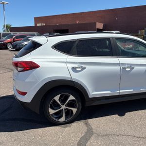 HYUNDAI TUCSON LIMITED - 9