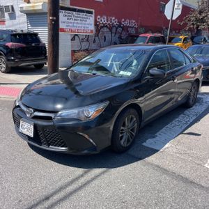 2017 Toyota CAMRY SE photo 1