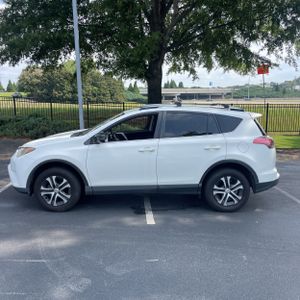 2017 Toyota RAV4 LE — фото 3