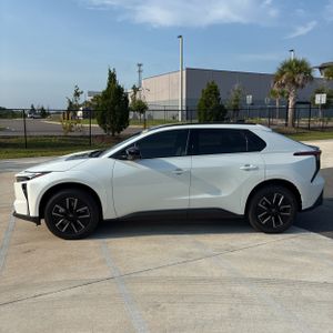 2026 Toyota BZ XLE PLUS — фото 3