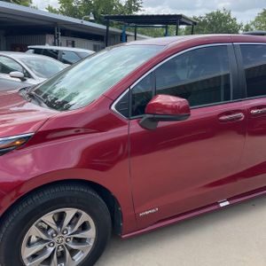 2021 Toyota SIENNA XLE 8-PASSENGER photo 2