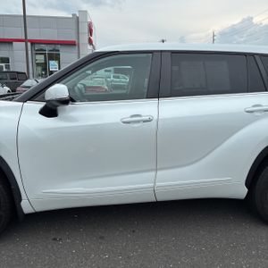 2023 Toyota HIGHLANDER LE photo 4