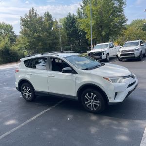 2017 Toyota RAV4 LE — фото 10