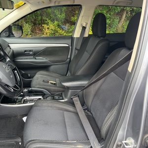 2017 Mitsubishi OUTLANDER SE — миниатюра 32