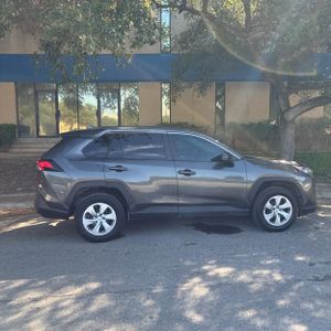 2021 Toyota RAV4 LE 照片 10