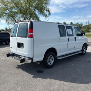 CHEVROLET EXPRESS 2500 - 8