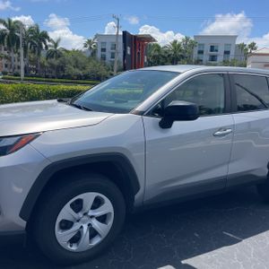 صورة 2 لـ 2024 Toyota RAV4 LE