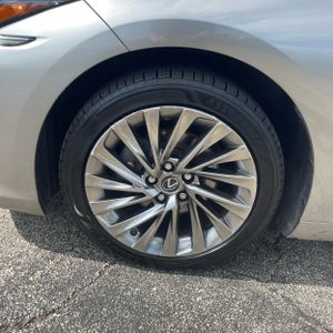صورة 17 لـ 2019 Lexus ES 300H LUXURY