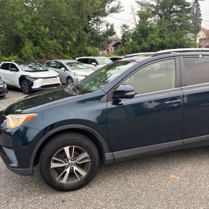 2017 Toyota RAV4 XLE — фото 2