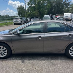 2017 Toyota CAMRY LE photo 4