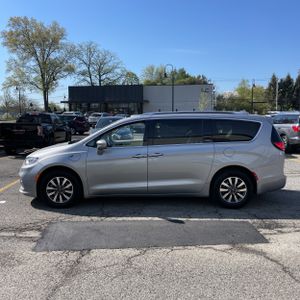 CHRYSLER PACIFICA HYBRID TOURING L - 3