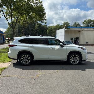 صورة 10 لـ 2024 Toyota HIGHLANDER PLATINUM