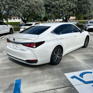 صورة 8 لـ 2024 Lexus ES 300H BASE