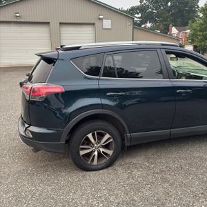2017 Toyota RAV4 XLE — фото 9