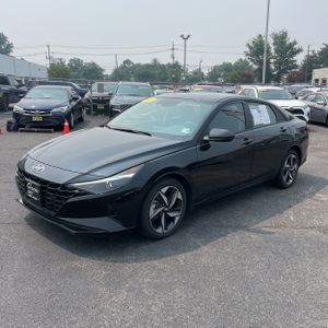 2023 Hyundai ELANTRA SEL photo 2