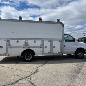 FORD E-350 CUTAWAY - 10