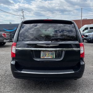 CHRYSLER TOWN AND COUNTRY TOURING - 7