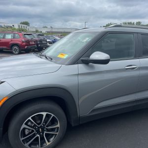 2024 Chevrolet TRAILBLAZER LT photo 2