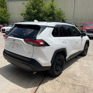 2020 Toyota RAV4 LE 照片 8