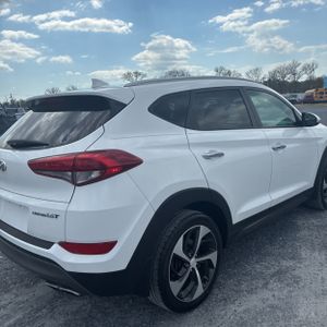 HYUNDAI TUCSON LIMITED - 9