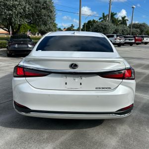 صورة 7 لـ 2024 Lexus ES 300H BASE
