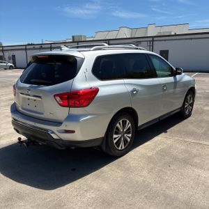 Nissan Pathfinder SV - 8